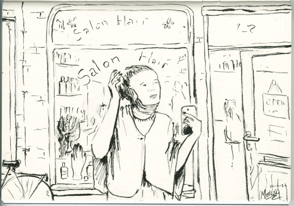 Zwart wit tekening door Mathilde muPe, van een vrouw die op de stoep belt.