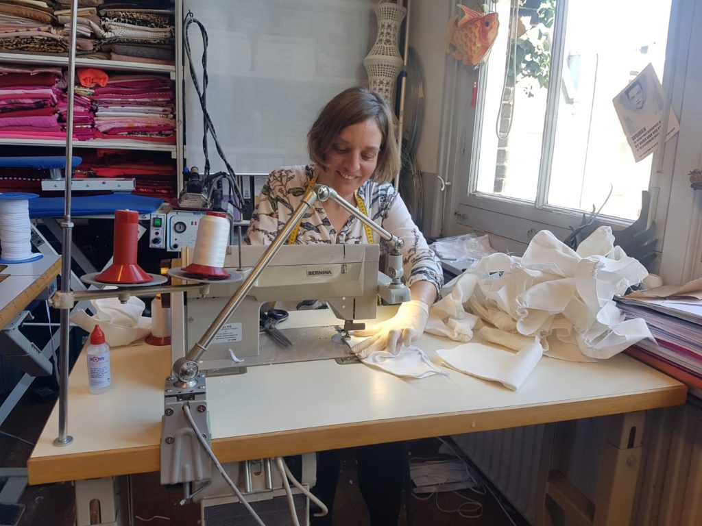 Janne Mooij naait in haar atelier mondkapjes