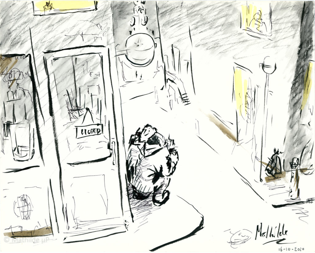 Twee mensen zitten ‘s avonds gehurkt bij een gesloten cafe. Een schets door Mathilde muPe