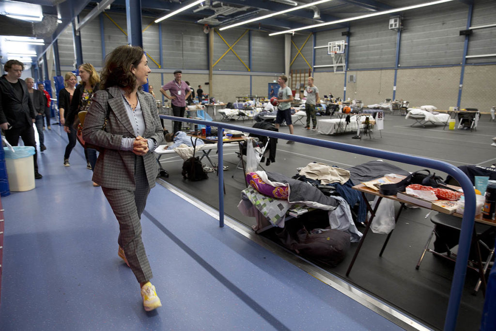 Burgemeester Femke Halsema bezocht deze zomer de noodopvang voor daklozen in een sporthal © Erik Veld